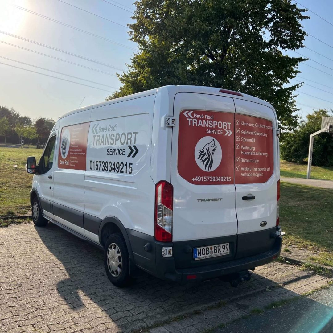 Transporter des Umzugs- und Transportunternehmens BR Transport steht auf einem Parkplatz in Wolfsburg Westhagen.